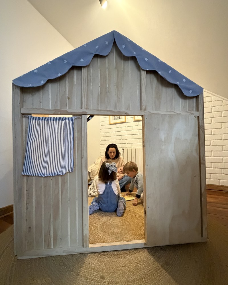 Casita Biombo Pepe Pillo modelo azul con estrellas, mamá y niños leyendo cuentos adentro