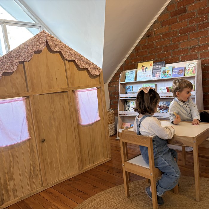 Casita Biombo desplegada con niña dibujando adentro