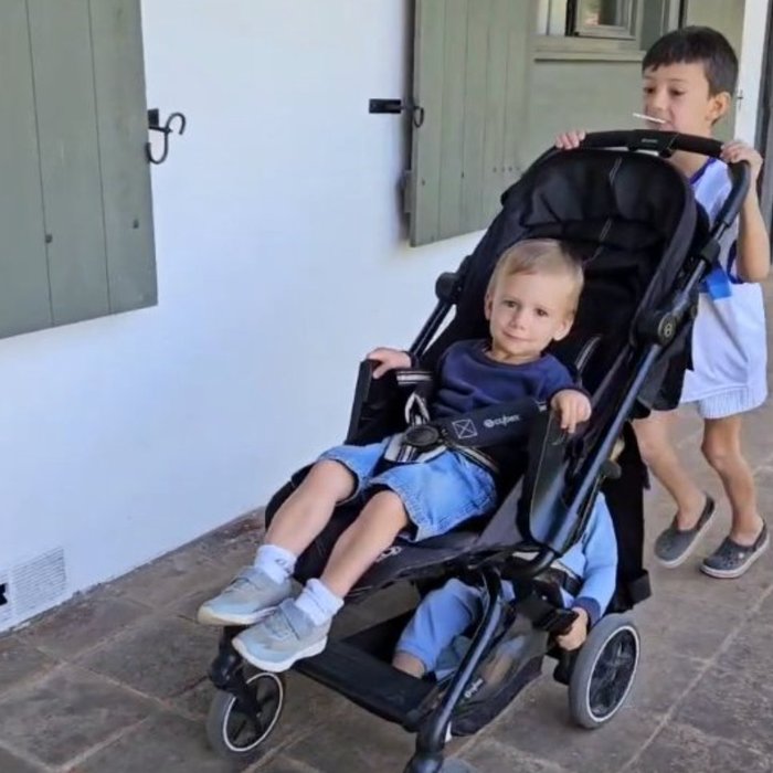 Hermanos paseando juntos en coche con hamaca Pepe Pillo