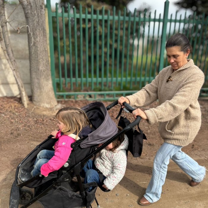 Mamá paseando en el parque en invierno con dos niñas en el coche Pepe Pillo