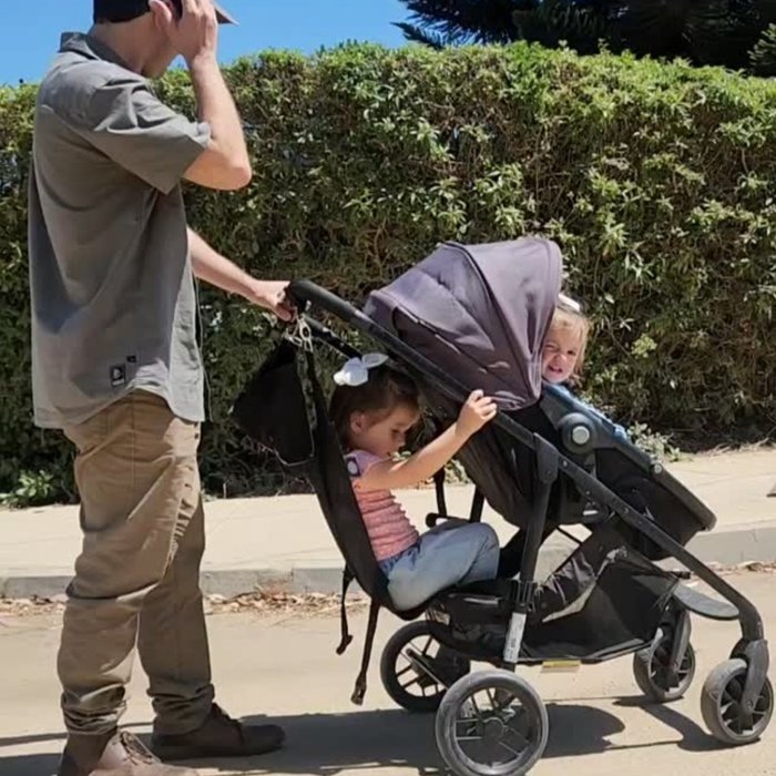 Hermanos paseando en coche con segundo asiento Pepe Pillo