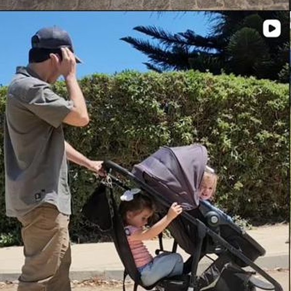 Papá paseando con coche y dos niños usando Pepe Pillo